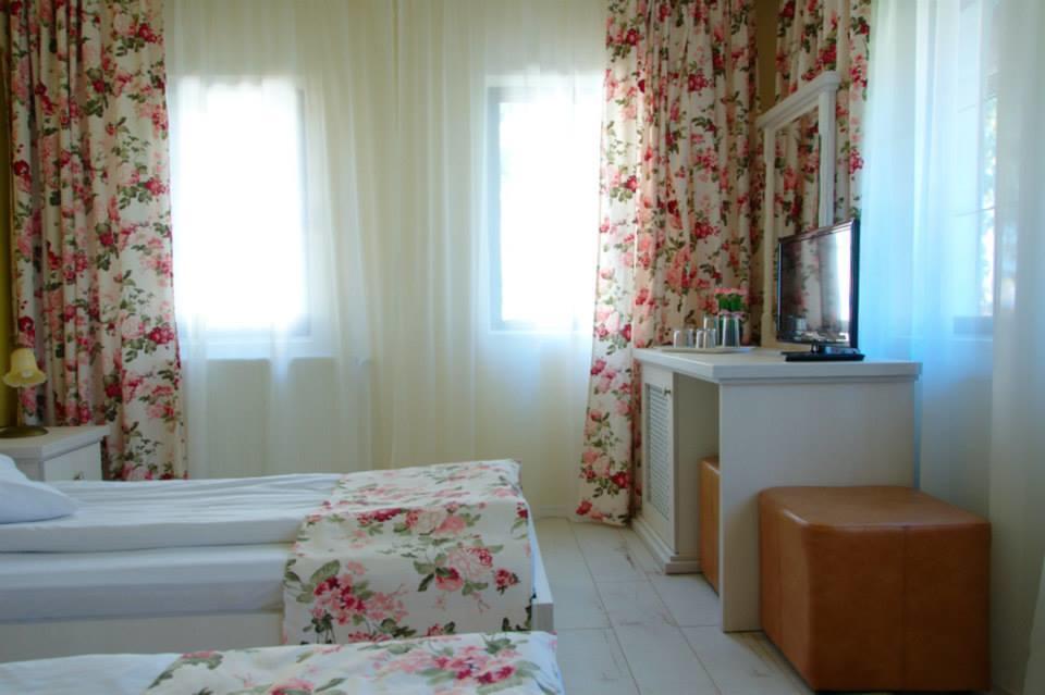 Pensiunea Cabana Soimul Comanesti  Buitenkant foto
